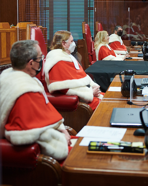 Les juges dans la salle d’audience