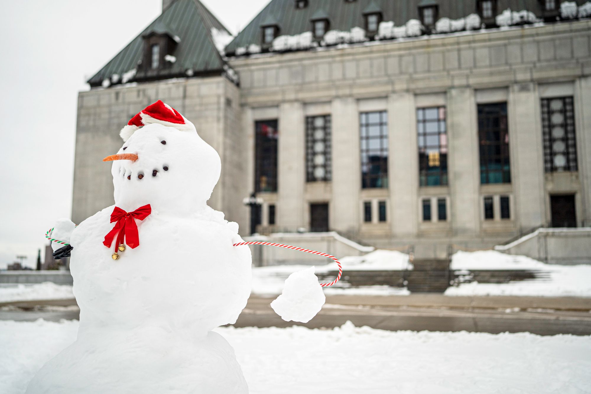 Bonhomme de neige devant l’édifice de la Cour suprême